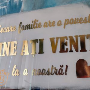 Panou plexiglass alb, Fiecare familie are o poveste, Bine ati venit la a noastra