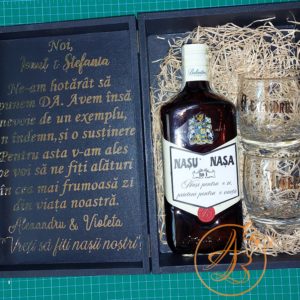 Cadou elegant pentru nasi, cu pahare gravate