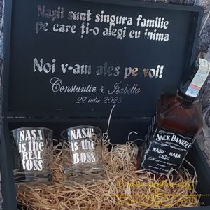 Cutie eleganta cu pahare pentru nasi