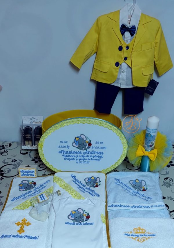 Trusou botez baietel cu costumas galben