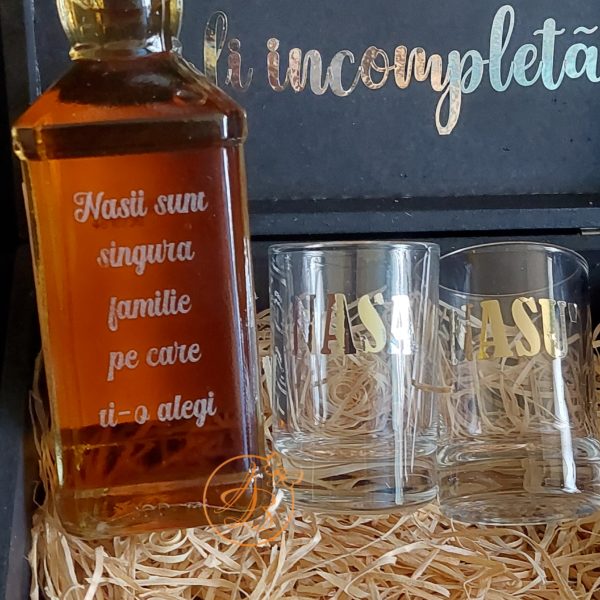 Cutie eleganta mica cu sticla gravata, pentru nasi