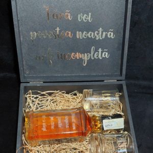 Cutie eleganta mica cu sticla gravata, pentru nasi