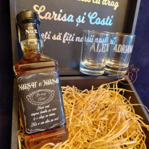 Cutie pentru nasi, cu bautura si pahare