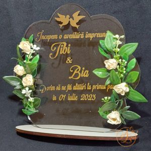 Invitatie plexiglass, trofeu decorat cu flori
