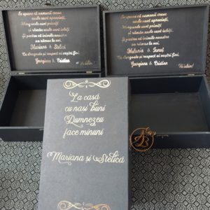 Cutie pentru nasi decorata cu text auriu