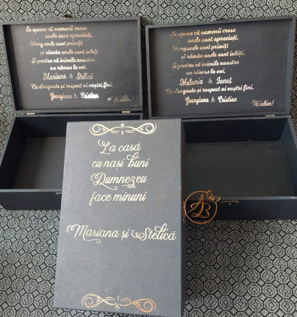 Cutie pentru nasi decorata cu text auriu