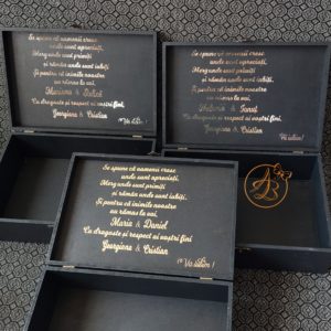 Cutie decorata cu text auriu