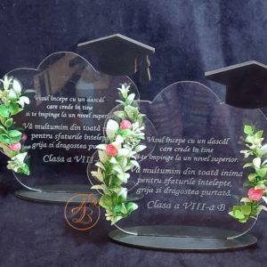 Trofeu decorat cu flori, pentru dascali, sfarsit de an scolar