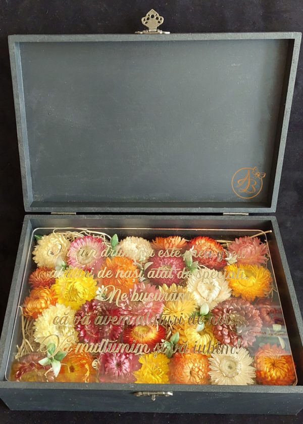 Cutie mare cu flori uscate si placa plexiglass, pentru nasi - imagine 10