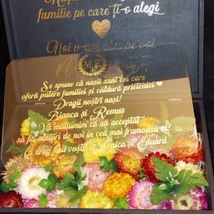 Cutie mare cu flori uscate si placa plexiglass, pentru nasi