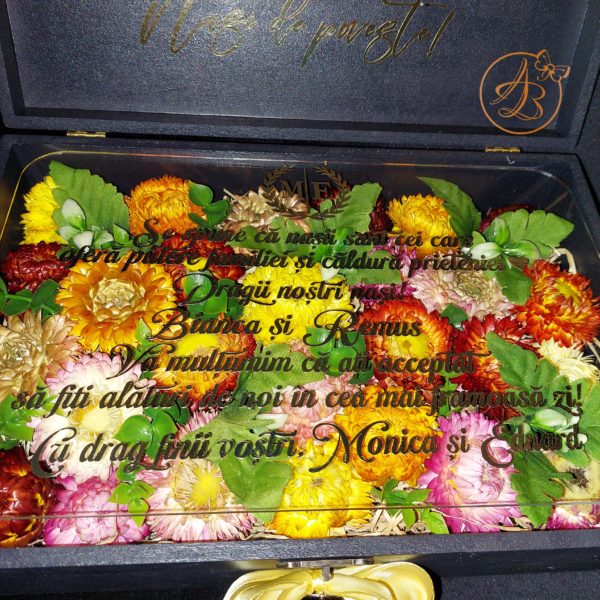 Cutie mare cu flori uscate si placa plexiglass, pentru nasi - imagine 3