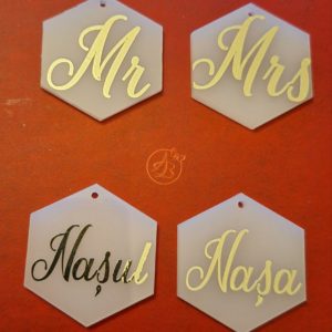 Insigne plexiglass alb cu text auriu
