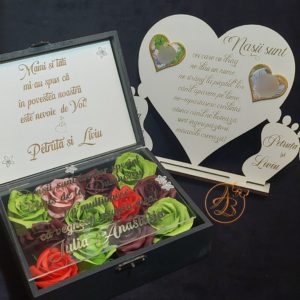 Set cadou pentru nasi de botez - cutie cu flori si inimioara gravata