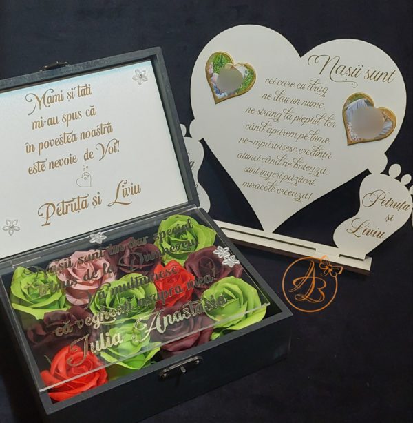 Set cadou pentru nasi de botez - cutie cu flori si inimioara gravata