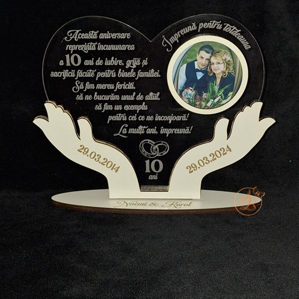Decor trofeu cu maini gravate si poza, pentru aniversare casatorie - imagine 3