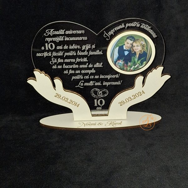 Decor trofeu cu maini gravate si poza, pentru aniversare casatorie - imagine 4