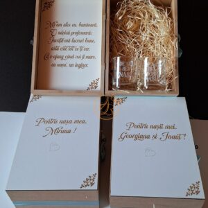Cutie natur cu placa gravata si doua pahare