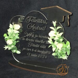 Trofeu decorat cu flori, pentru absolventi