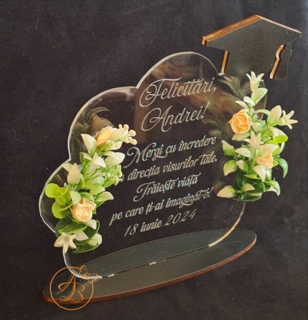 Trofeu decorat cu flori, pentru absolventi - imagine 3