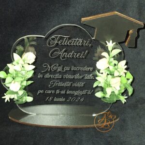 Trofeu decorat cu flori, pentru absolventi
