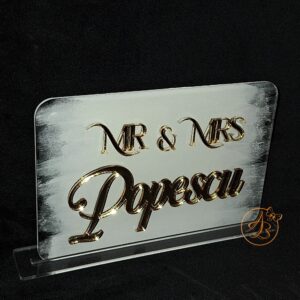 Decor cu nume din oglinda, cu fundal alb