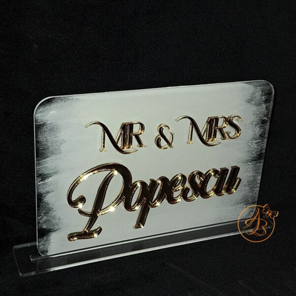 Decor cu nume din oglinda, cu fundal alb