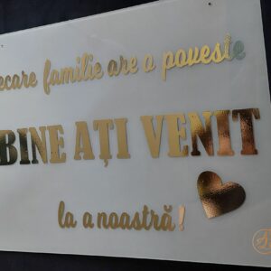 Panou plexiglass alb, Fiecare familie are o poveste, Bine ati venit la a noastra