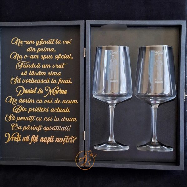 Cutie cu pahare de vin