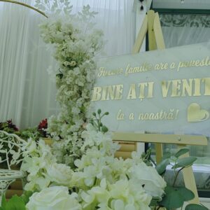 Panou plexiglass alb usor transparent, Fiecare familie are o poveste, Bine ati venit la a noastra