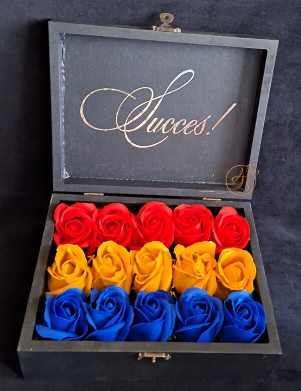 Cutie cu flori tricolor