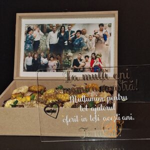Cutie natur cu flori uscate si placa plexiglass, pentru mama
