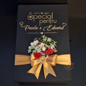 Cutie decorata cu flori, cadou special pentru nasi cu placa plexiglass