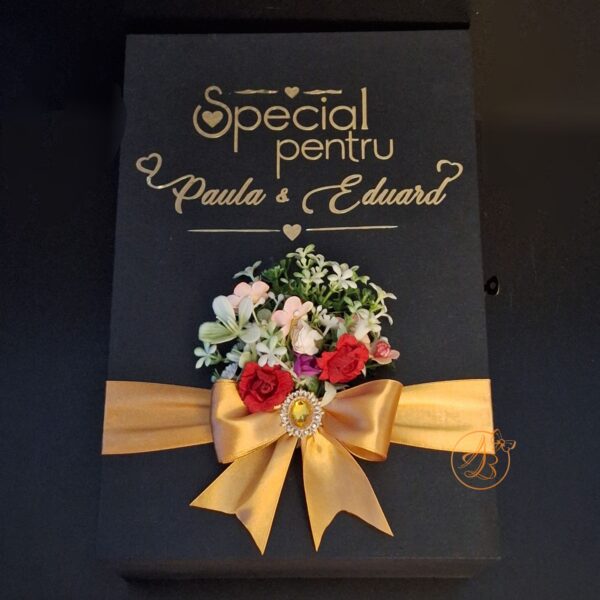 Cutie decorata cu flori, cadou special pentru nasi cu placa plexiglass