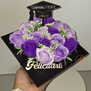 Decor toca neagra, cu trandafiri de sapun si topper absolvent