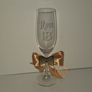 Pahar elegant gravat pentru majorat