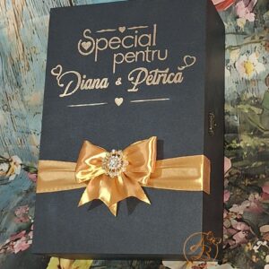 Cutie decorata pentru nasi, cu placa plexiglass si pahare gravate