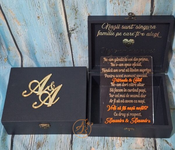 Cutie mica personalizata pentru nasi, cu initiale oglinda si placa plexiglass