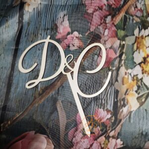 Topper tort cu initiale, din lemn