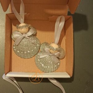 Set doi ingerasi din scoici argintii, in cutie carton