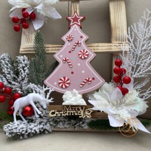 Decor elegant cu bradut roz pe rama lemn