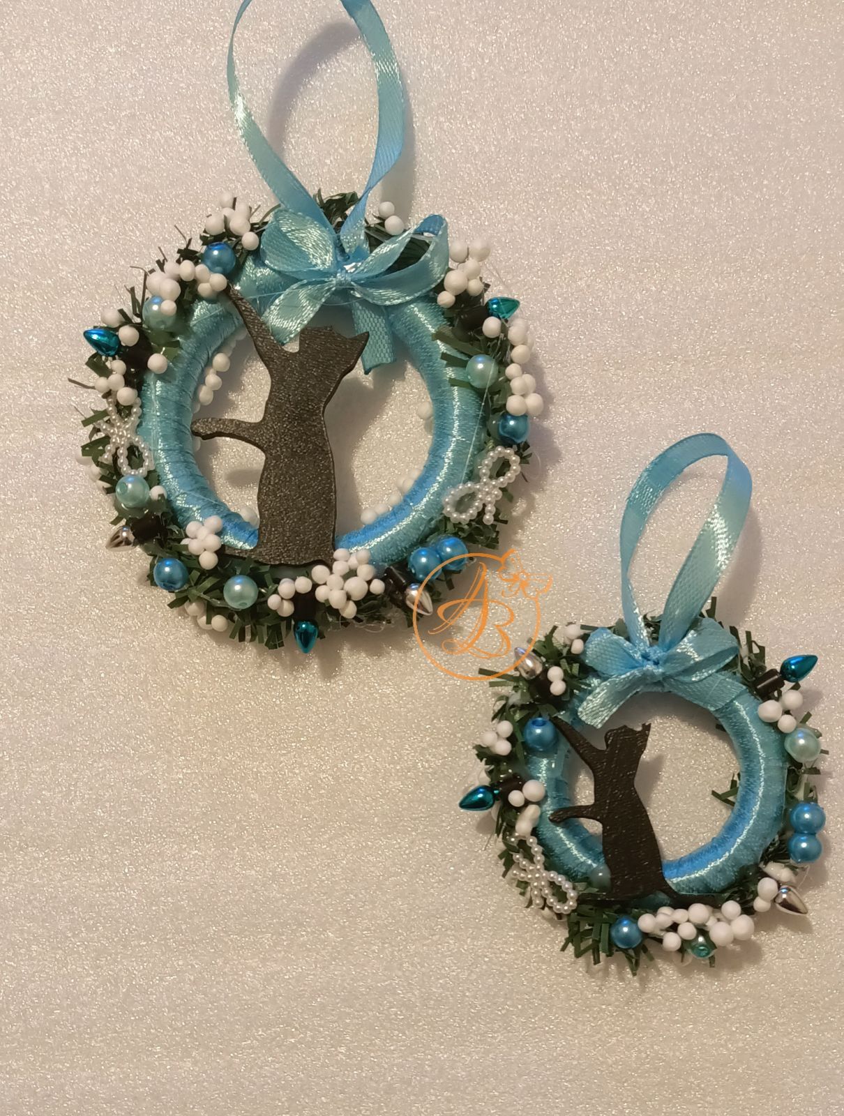 Set doua minicoronite cu pisica, in cutie carton