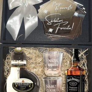 Cutie eleganta cu doua bauturi si doua pahare, pentru nasi