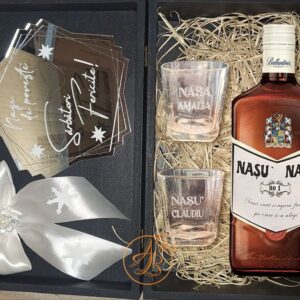 Cutie eleganta cu oglinda, bautura si pahare gravate, pentru nasi