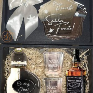 Cutie eleganta cu doua bauturi si doua pahare, pentru nasi