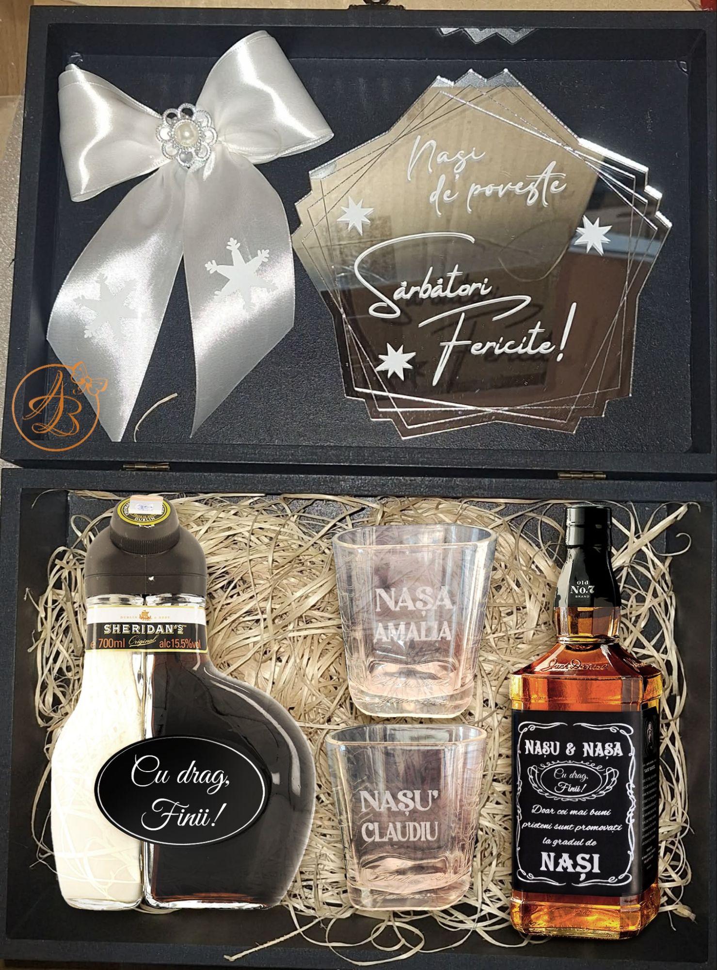 Cutie eleganta cu doua bauturi si doua pahare, pentru nasi