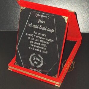 Trofeu elegant plexiglass in cutie imbracata in catifea rosie