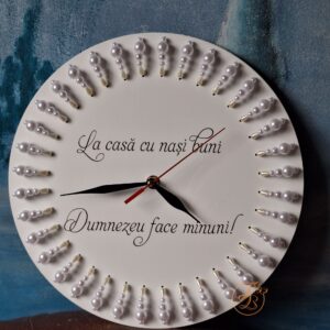 Ceas plexiglass alb cu margele si text auriu