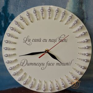 Ceas plexiglass alb cu margele si text auriu