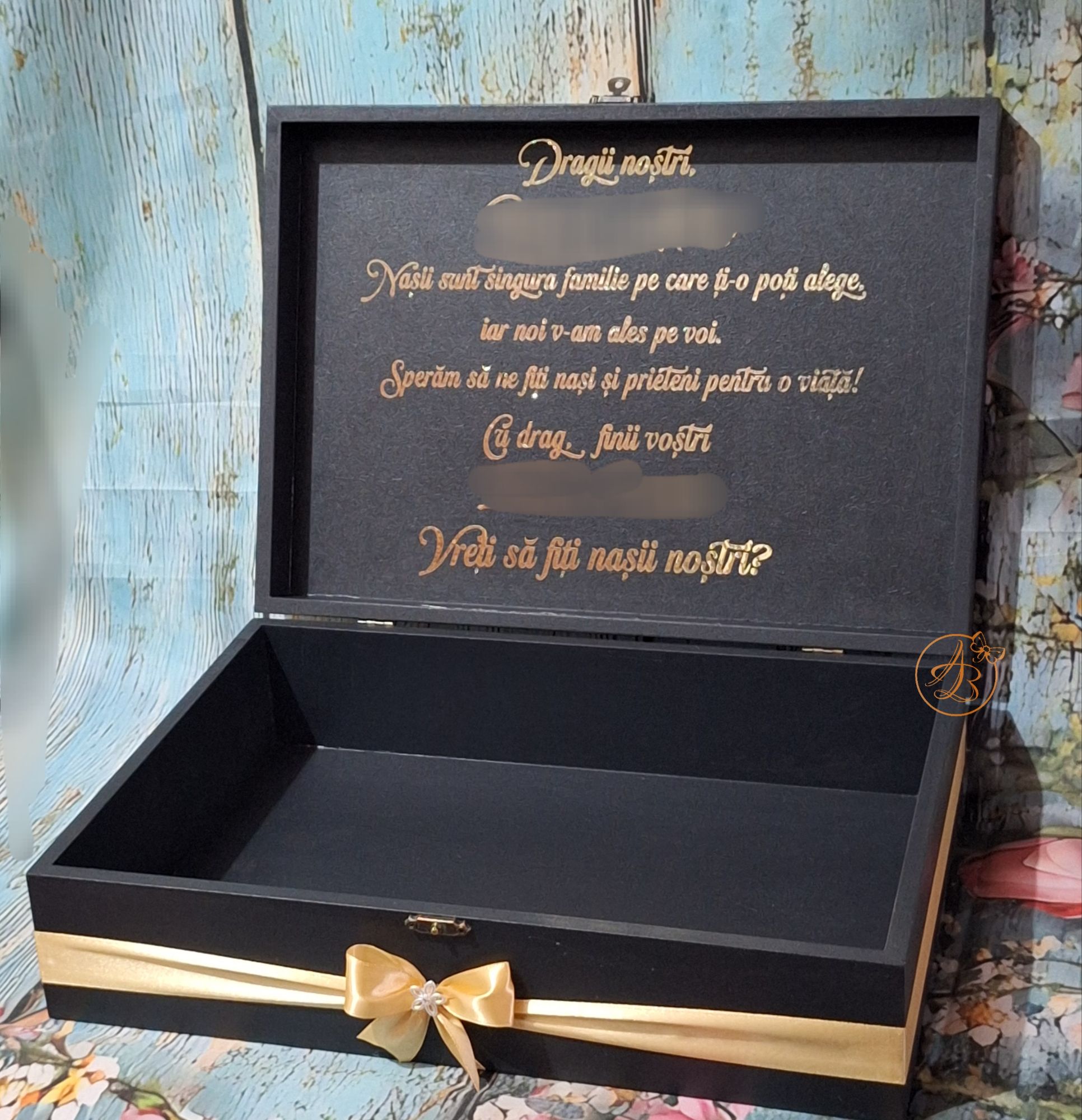 Cutie mare personalizata pentru nasi, cu text, fundita aurie, si doua pahare gravate - imagine 9