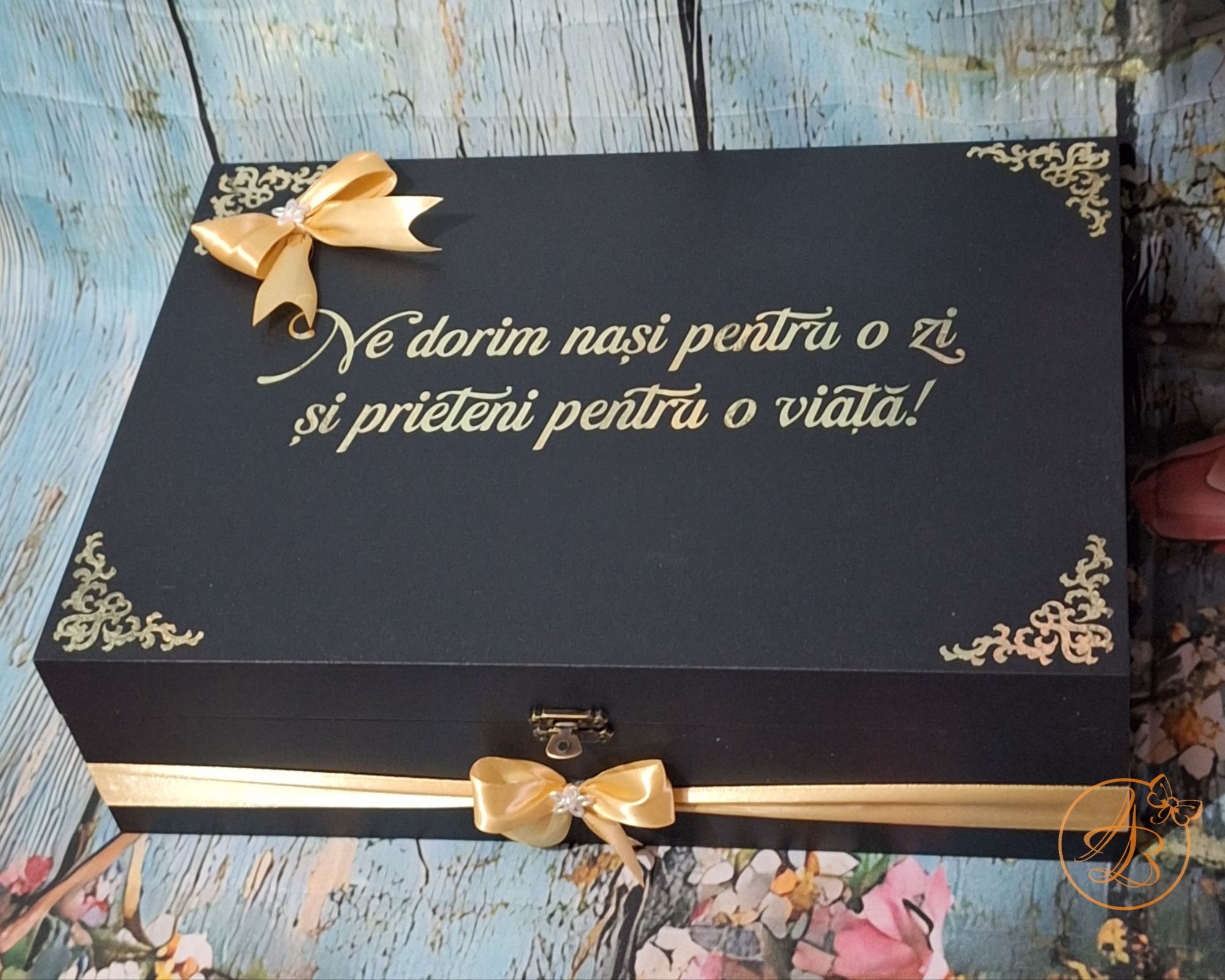 Cutie mare personalizata pentru nasi, cu text, fundita aurie, si doua pahare gravate